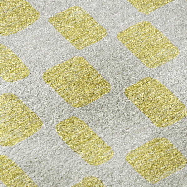 HomeRoots 8' Yellow and Beige Geometric Round Rug - Washable, UV Protected, Durable Design for High-Traffic Areas 669333