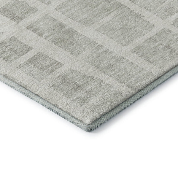 HomeRoots 8' Ivory and Beige Striped Washable Round Rug with UV Protection - Durable, Low-Maintenance Style for Any Space 669375