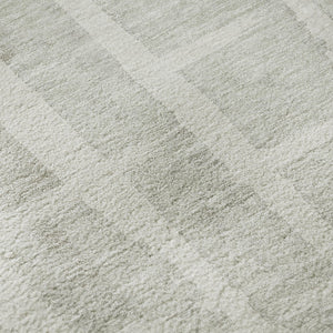 HomeRoots 8' Ivory and Beige Striped Washable Round Rug with UV Protection - Durable, Low-Maintenance Style for Any Space 669375