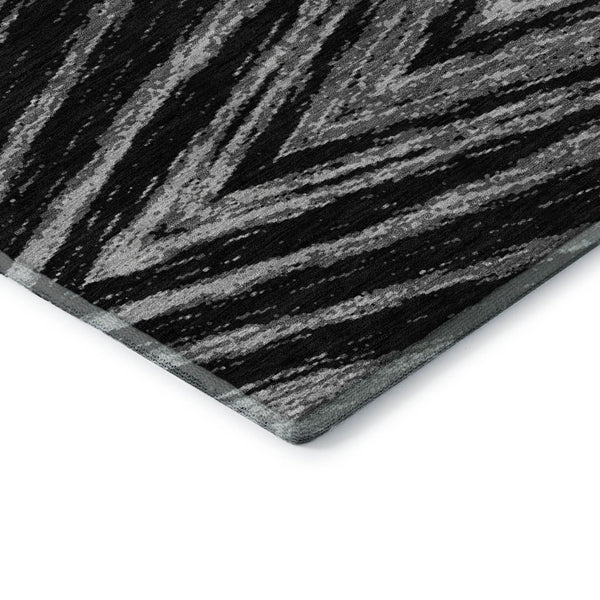 HomeRoots 8' Washable Black and Gray Abstract Round Rug with UV Protection - Durable, Stylish, Pet-Friendly Design 669675