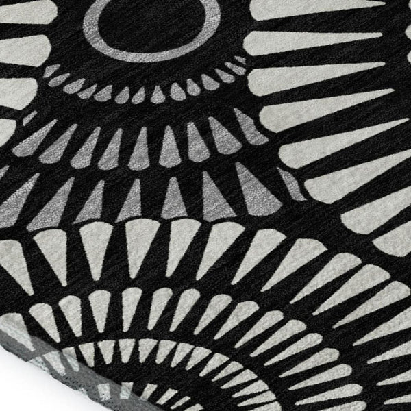 HomeRoots 8' X 10' Stylish Black & Ivory Geometric Area Rug - Washable, UV Protected, Perfect for High Traffic Homes 669755
