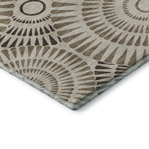 HomeRoots 8' Brown and Beige Geometric Washable Round Rug - Durable, UV-Protected, and Perfect for Any Space! 669766