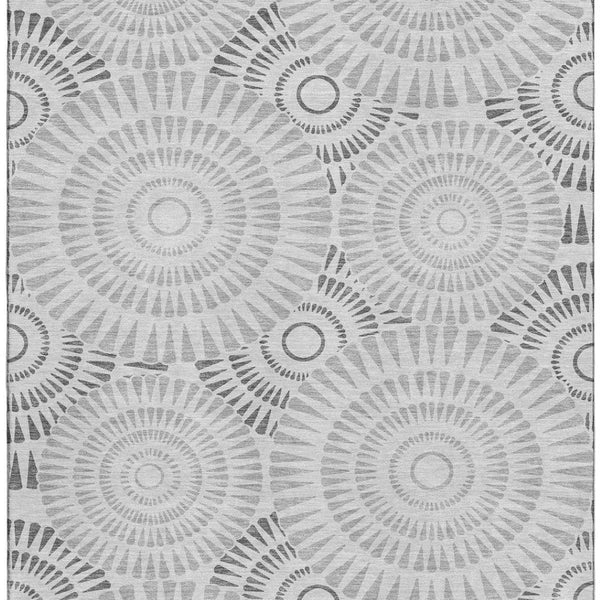HomeRoots 5' Gray & Silver Geometric Area Rug - Washable, UV Protected, Stain-Resistant, Perfect for Families! 669783