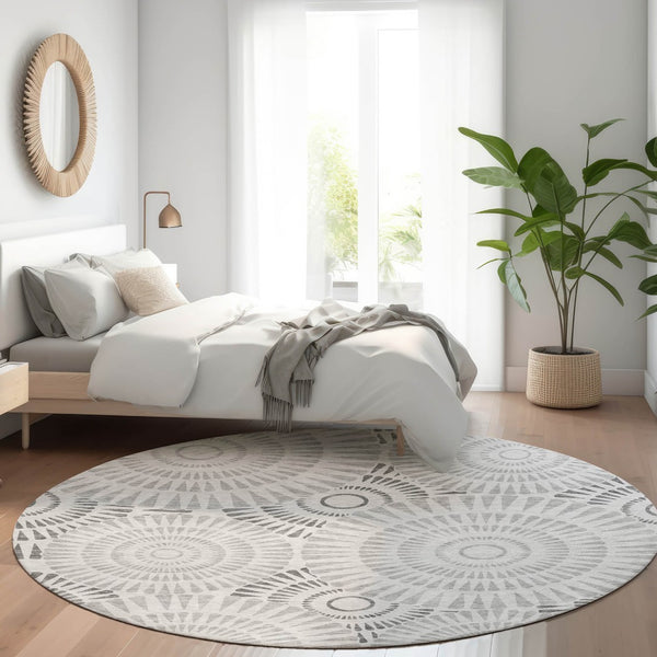 HomeRoots 8' Gray and Silver Geometric Round Rug - Washable, Stain Resistant, UV Protected for Modern Spaces 669784