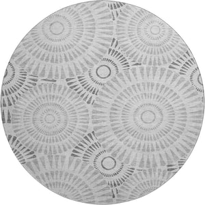 HomeRoots 8' Gray and Silver Geometric Round Rug - Washable, Stain Resistant, UV Protected for Modern Spaces 669784
