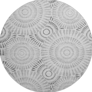 HomeRoots 8' Gray and Silver Geometric Round Rug - Washable, Stain Resistant, UV Protected for Modern Spaces 669784