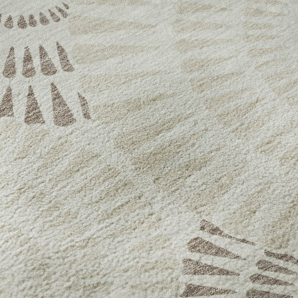 HomeRoots 8' Taupe and Beige Geometric Round Rug - Stain-Resistant, UV Protected, Perfect for High-Traffic Homes 669814