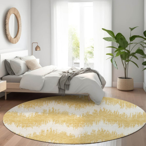 HomeRoots 8' Gold and Ivory Chevron Round Rug – Washable, UV Protected, Durable Design for Modern Homes 669946