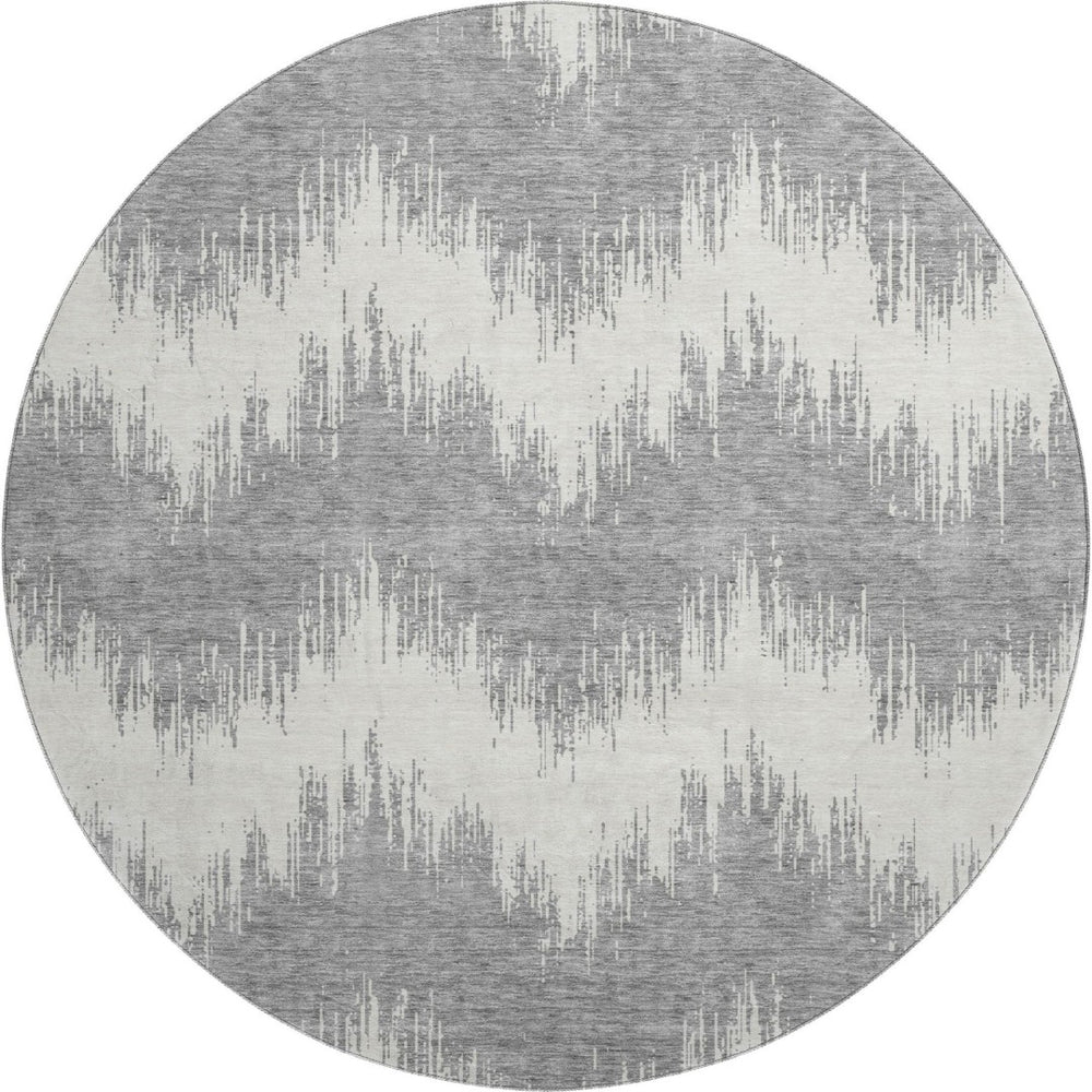 HomeRoots 8' Gray and Ivory Chevron Round Rug - Washable, UV-Protected, Durable for High-Traffic Homes 669952