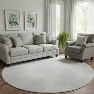 HomeRoots 8' Silver And Ivory Chevron Round Rug – Washable, UV Protected, Durable Design for High-Traffic Areas 669994