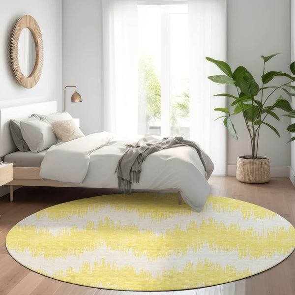 HomeRoots 8' Washable Round Rug in Yellow & Beige Chevron Design - UV Protected, Stain-Resistant Comfort! 670018