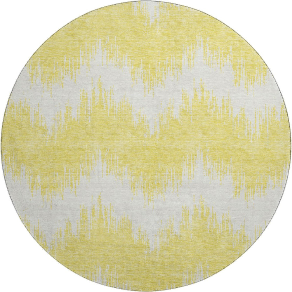 HomeRoots 8' Washable Round Rug in Yellow & Beige Chevron Design - UV Protected, Stain-Resistant Comfort! 670018