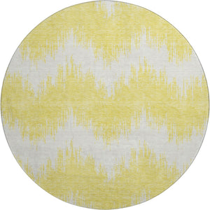 HomeRoots 8' Washable Round Rug in Yellow & Beige Chevron Design - UV Protected, Stain-Resistant Comfort! 670018