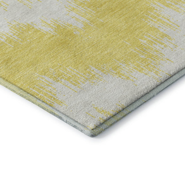 HomeRoots 8' Washable Round Rug in Yellow & Beige Chevron Design - UV Protected, Stain-Resistant Comfort! 670018