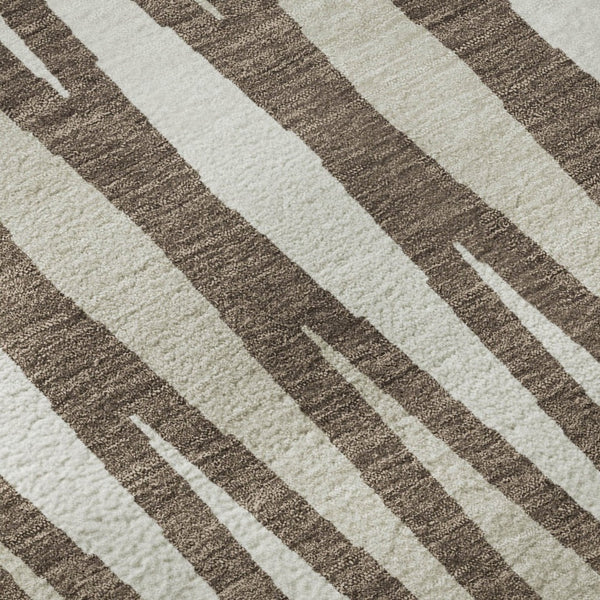HomeRoots 8' Brown and Ivory Geometric Round Rug – Washable, UV-Protected, and Perfect for Modern Spaces! 670036