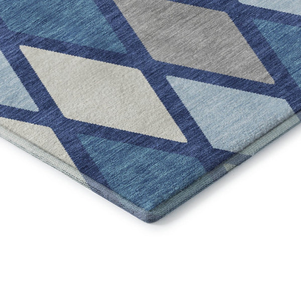 HomeRoots 8' Navy Blue & Ivory Geometric Washable Round Rug - Durable, Stain Resistant, UV Protected for Homes 670486