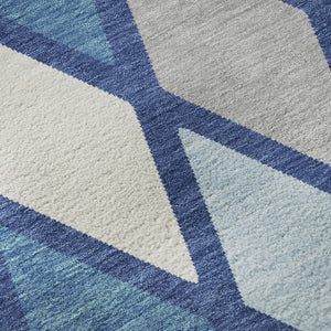 HomeRoots 8' Navy Blue & Ivory Geometric Washable Round Rug - Durable, Stain Resistant, UV Protected for Homes 670486
