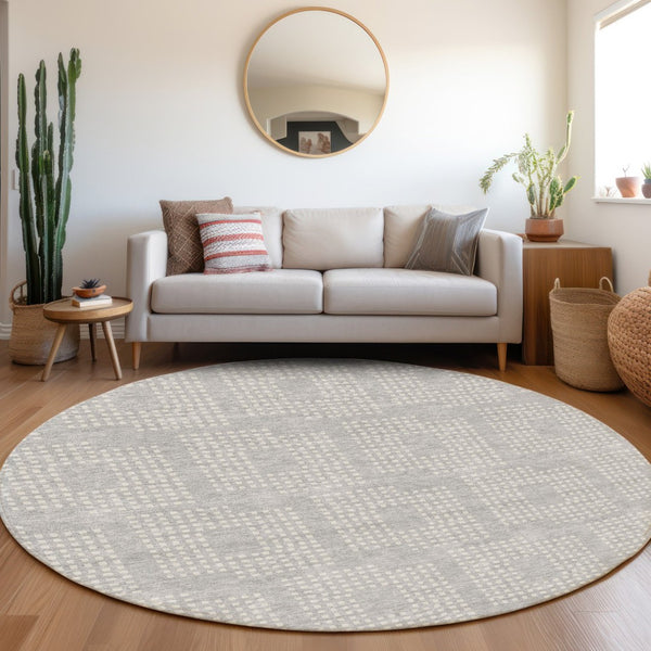 HomeRoots 8' Silver and Ivory Geometric Round Rug - Washable, UV Protected, Perfect for High-Traffic Areas! 670733