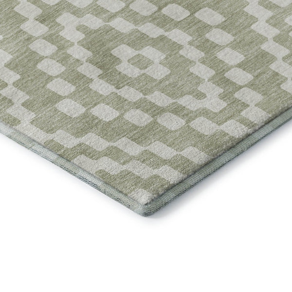 HomeRoots 8' Artichoke Green & Ivory Geometric Washable Round Rug - Durable, UV Protected, Stain Resistant Design 670769