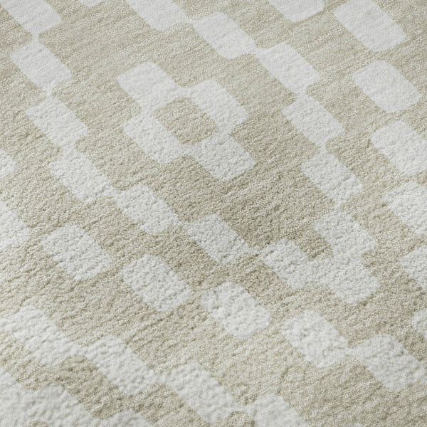HomeRoots 8' Durable Beige and Ivory Geometric Round Rug - Washable, UV Protected, Perfect for High-Traffic Areas 670775