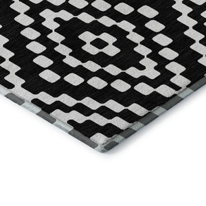 HomeRoots 8' Black And Ivory Geometric Round Rug - Washable, UV Protected, Ideal for High-Traffic Rooms 670781