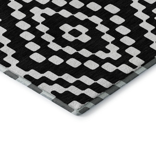 HomeRoots 8' Black And Ivory Geometric Round Rug - Washable, UV Protected, Ideal for High-Traffic Rooms 670781