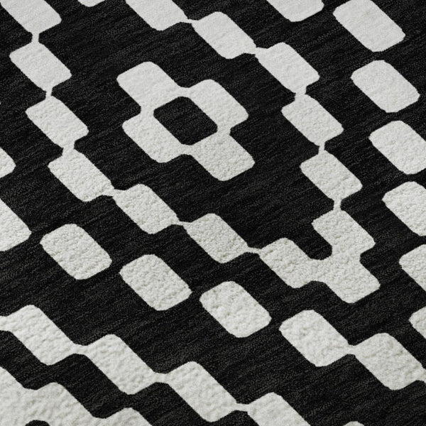 HomeRoots 8' Black And Ivory Geometric Round Rug - Washable, UV Protected, Ideal for High-Traffic Rooms 670781