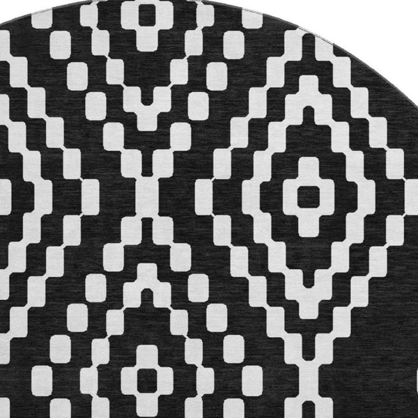 HomeRoots 8' Black And Ivory Geometric Round Rug - Washable, UV Protected, Ideal for High-Traffic Rooms 670781