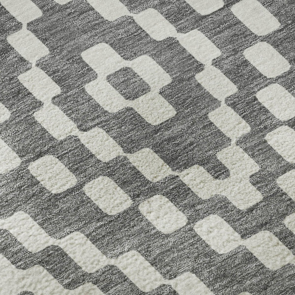 HomeRoots 8' Gray and Ivory Geometric Round Rug – Washable, UV Protected, Perfect for High-Traffic Spaces! 670793