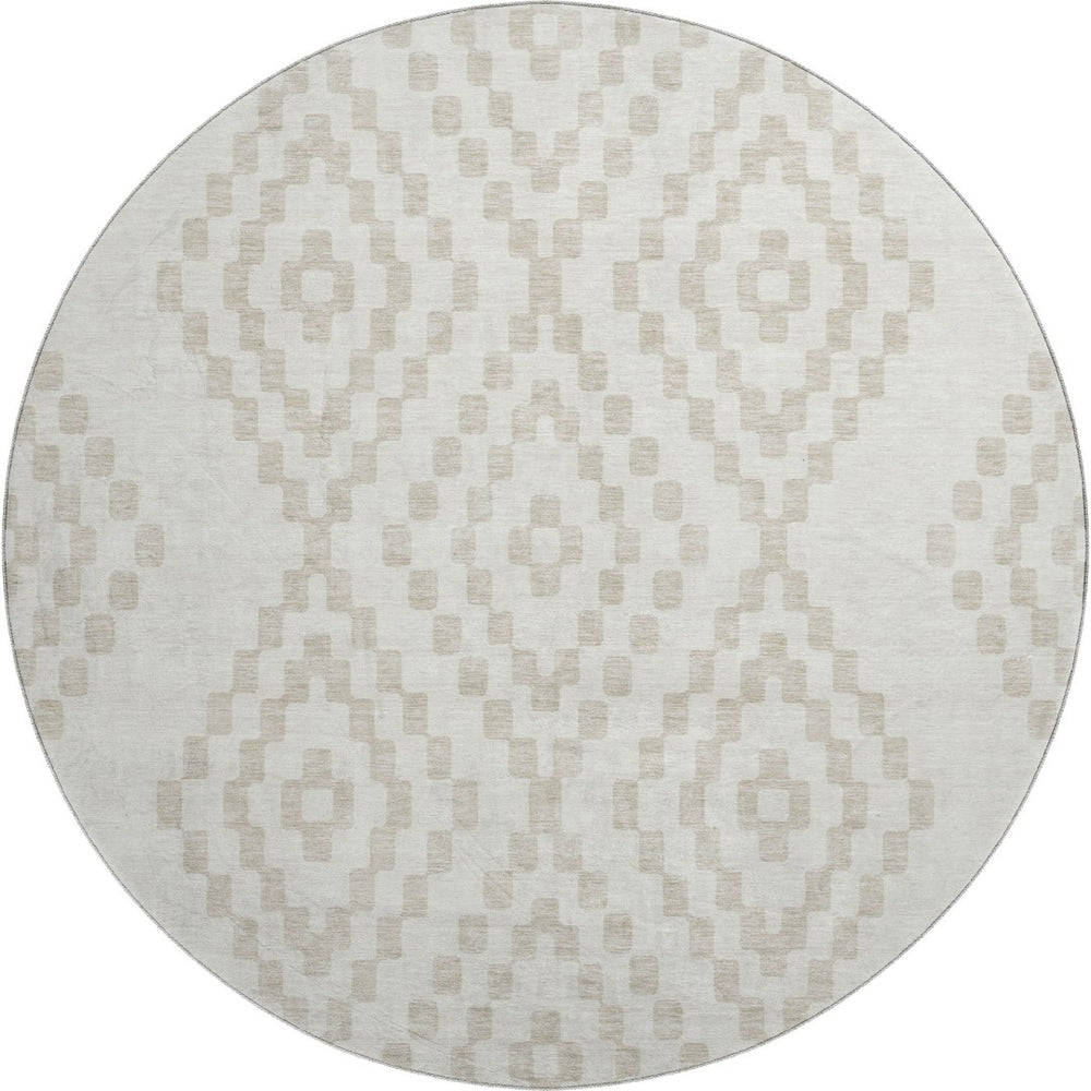 HomeRoots 8' Ivory and Beige Geometric Round Rug - Washable, UV Protected, Perfect for High-Traffic Areas! 670799