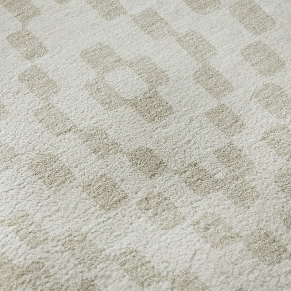 HomeRoots 8' Ivory and Beige Geometric Round Rug - Washable, UV Protected, Perfect for High-Traffic Areas! 670799