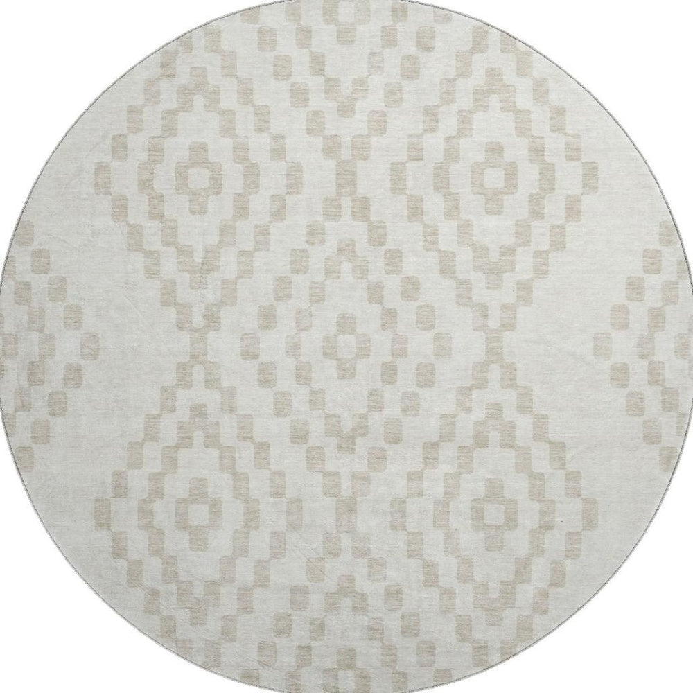 HomeRoots 8' Ivory and Beige Geometric Round Rug - Washable, UV Protected, Perfect for High-Traffic Areas! 670799