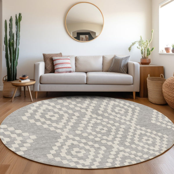 HomeRoots 8' Silver and Ivory Geometric Round Rug - Washable, UV-Protected, Ideal for Modern Living Spaces 670829