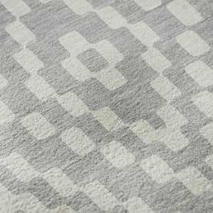 HomeRoots 8' Silver and Ivory Geometric Round Rug - Washable, UV-Protected, Ideal for Modern Living Spaces 670829