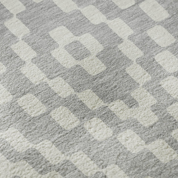 HomeRoots 8' Silver and Ivory Geometric Round Rug - Washable, UV-Protected, Ideal for Modern Living Spaces 670829