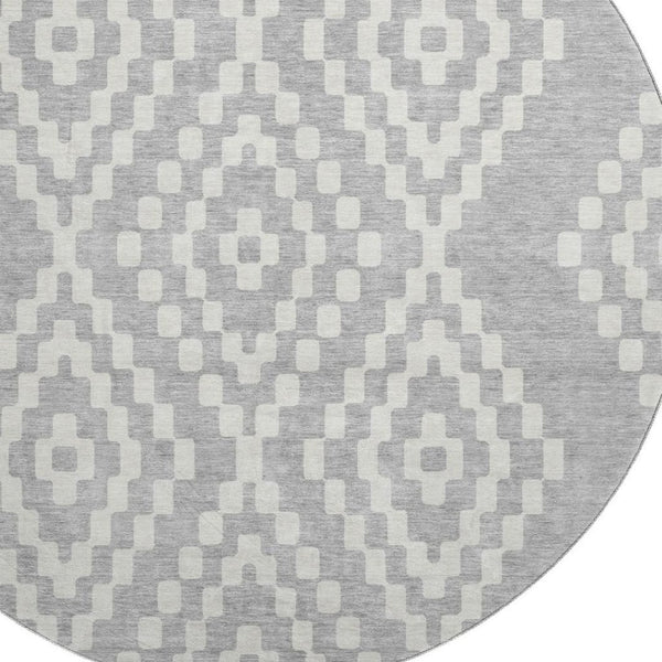 HomeRoots 8' Silver and Ivory Geometric Round Rug - Washable, UV-Protected, Ideal for Modern Living Spaces 670829
