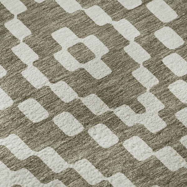 HomeRoots 8' Stylish Taupe & Ivory Geometric Washable Round Rug with UV Protection – Perfect for High-Traffic Areas 670835