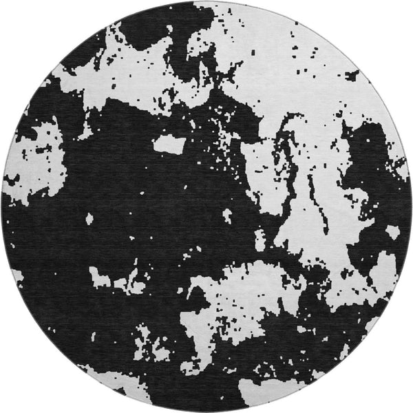HomeRoots 8' Black And White Abstract Round Rug - Washable, UV Protected, Durable, Ideal for Active Homes! 671273