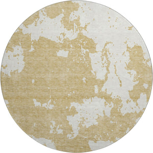 HomeRoots 8' Gold and Beige Abstract Washable Round Rug - Durable, UV-Protected, Ideal for Modern Living Spaces 671285