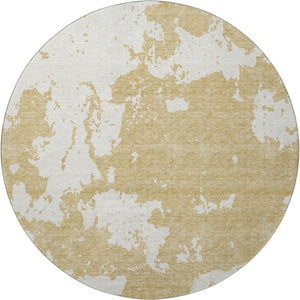 HomeRoots 8' Gold and Beige Abstract Washable Round Rug - Durable, UV-Protected, Ideal for Modern Living Spaces 671285