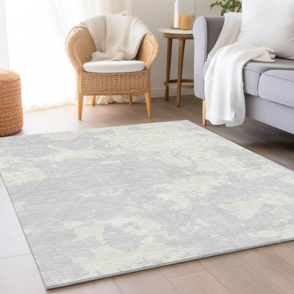 HomeRoots 5' X 8' Silver And Ivory Abstract Area Rug – Washable, UV Protected, Stain-Resistant & Stylish Decor 671326
