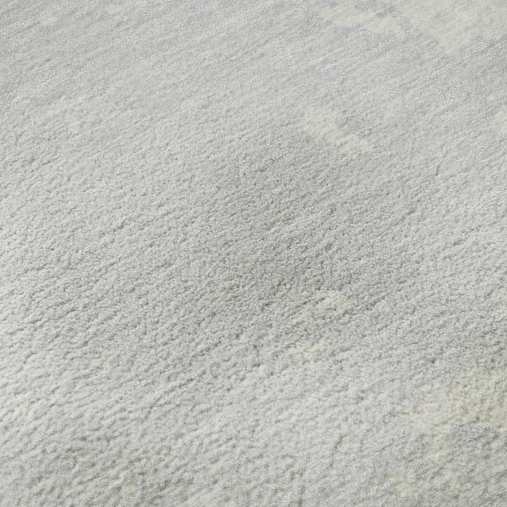 HomeRoots 5' X 8' Silver And Ivory Abstract Area Rug – Washable, UV Protected, Stain-Resistant & Stylish Decor 671326