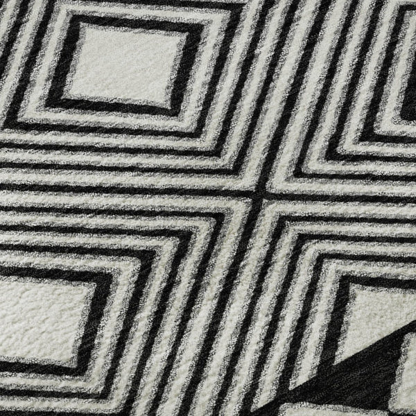 HomeRoots 8' Black And Ivory Geometric Round Rug – Washable, UV Protected, Ideal for Homes with Kids & Pets 671357