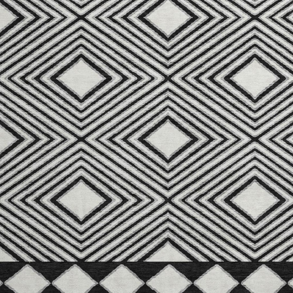 HomeRoots 8' Black And Ivory Geometric Round Rug – Washable, UV Protected, Ideal for Homes with Kids & Pets 671357