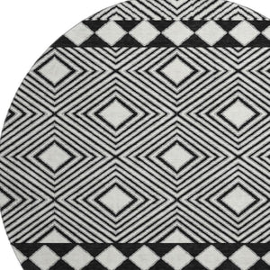 HomeRoots 8' Black And Ivory Geometric Round Rug – Washable, UV Protected, Ideal for Homes with Kids & Pets 671357