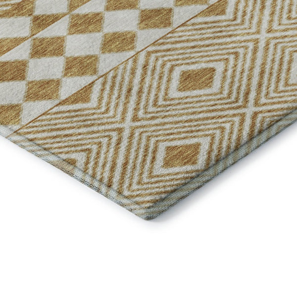 HomeRoots 8' Gold and Ivory Geometric Washable Round Rug - UV Protected, Stain-Resistant, Modern Elegance 671369