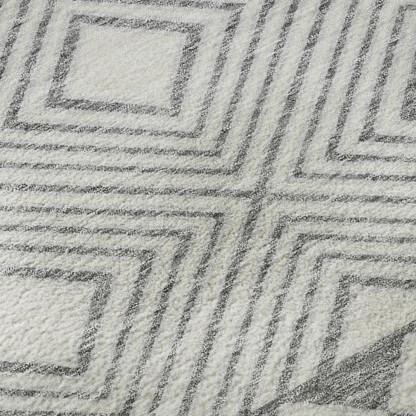 HomeRoots 8' Gray and Ivory Geometric Washable Round Rug - UV Protected, Stain Resistant, Modern Style for Homes 671375