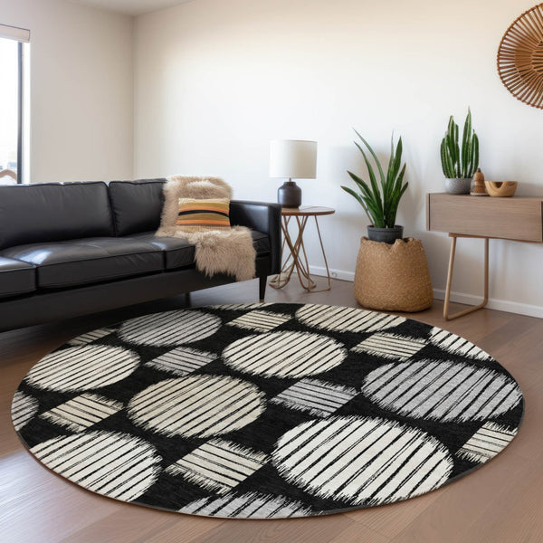 HomeRoots 8' Black and Ivory Geometric Washable Round Rug – UV Protected, Durable & Perfect for High Traffic Areas 671513