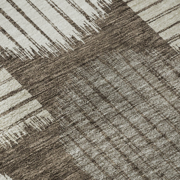 HomeRoots 8' Brown And Ivory Geometric Round Rug - Washable, UV Protected, Durable for High-Traffic Spaces 671519