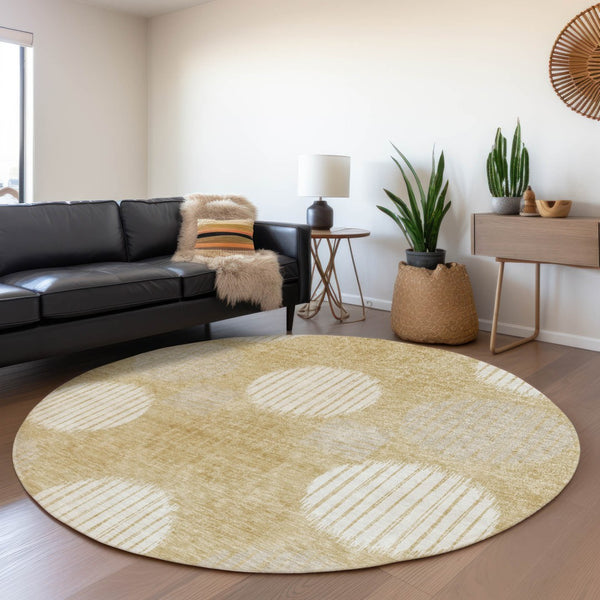 HomeRoots 8' Gold And Ivory Geometric Round Rug - Stylish, Washable, UV Protected for Family and Pet Spaces 671531